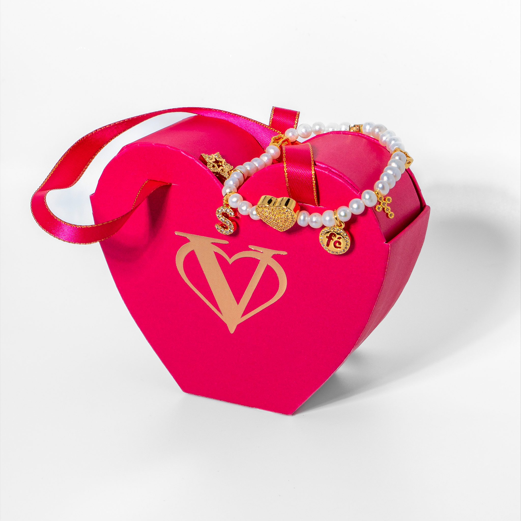 Bracelet with peals bead and gold-platted charms